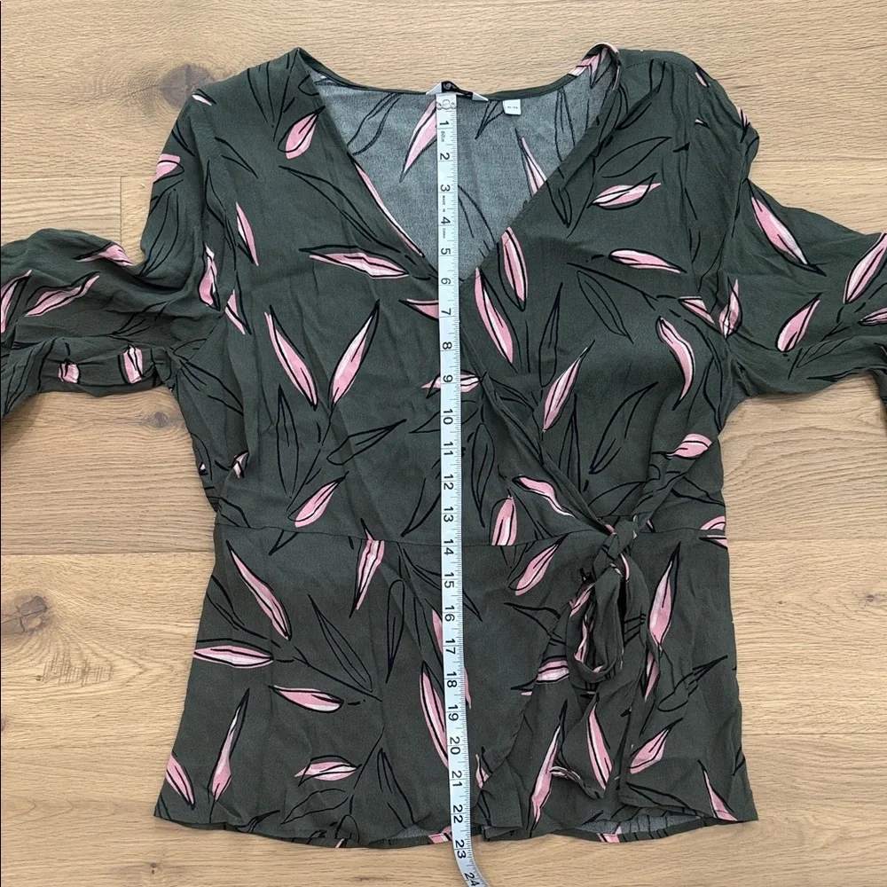 Reitmans Olive & Pink Leaf Print Wrap Blouse – Size XL - Picture 5 of 6